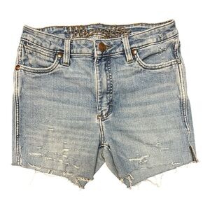 WRANGLER Retro Distressed Jean cutoff Shorts light rinse 28”.
